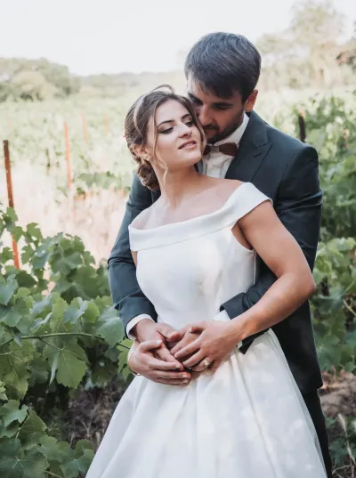 Moment de complicité naturelle entre mariés sans pose forcée
